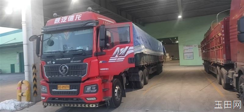 招司机了招司机 ​老板自己的木片厂招三名A2司机 ​新车JH6有想法的打老板电话