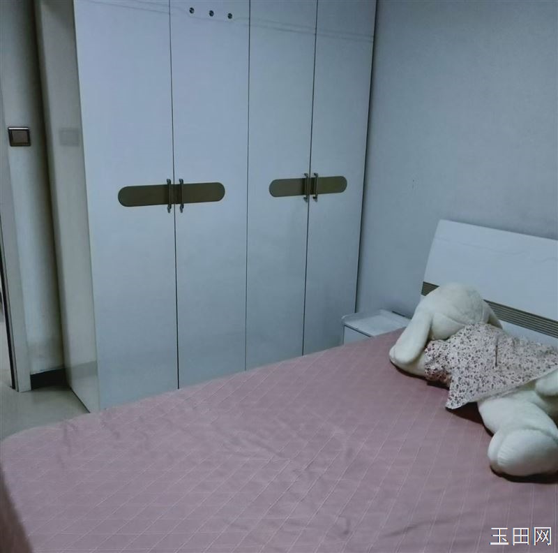 出租凤二4号楼55平小两室，家具家电齐全，干净整洁，随时看房，电话13513334148